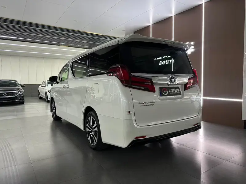 Toyota Alphard — фото 4
