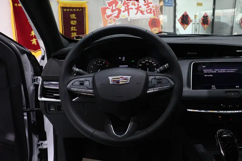 Cadillac XT4 — фото 11