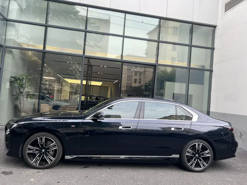 BMW i7 — фото 4