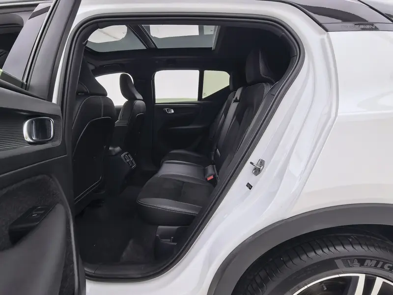 Volvo XC40 — фото 19