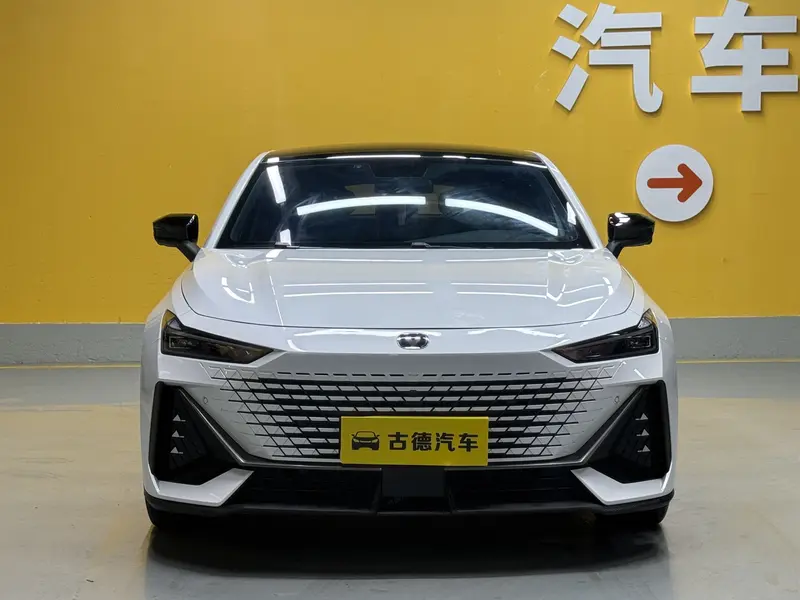 Changan UNI-V 1.5 T Premium — фото 2