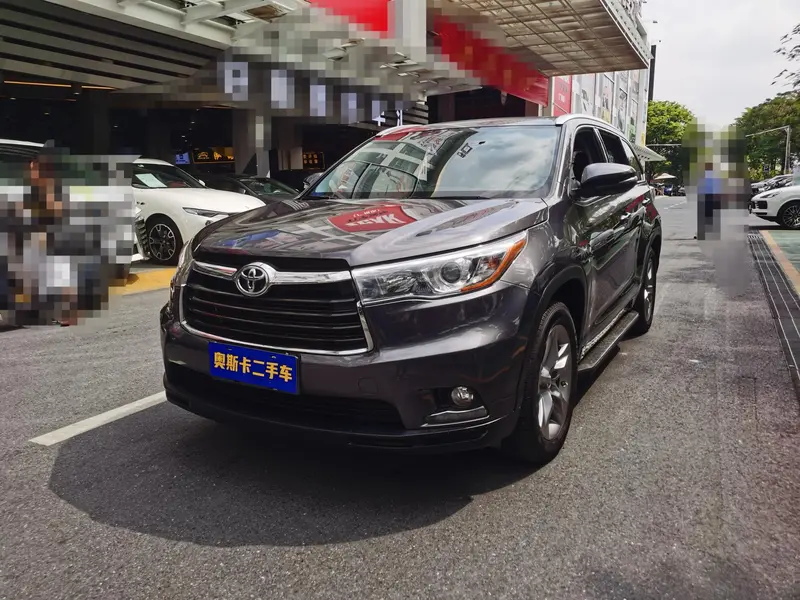 Toyota Highlander — фото 1