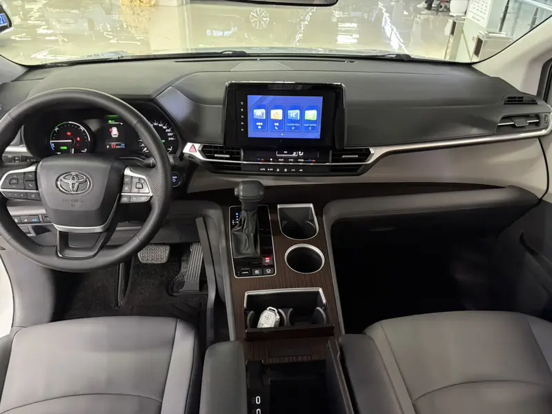 Toyota Granvia — фото 10