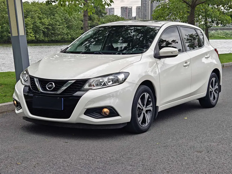 Nissan Tiida — фото 1