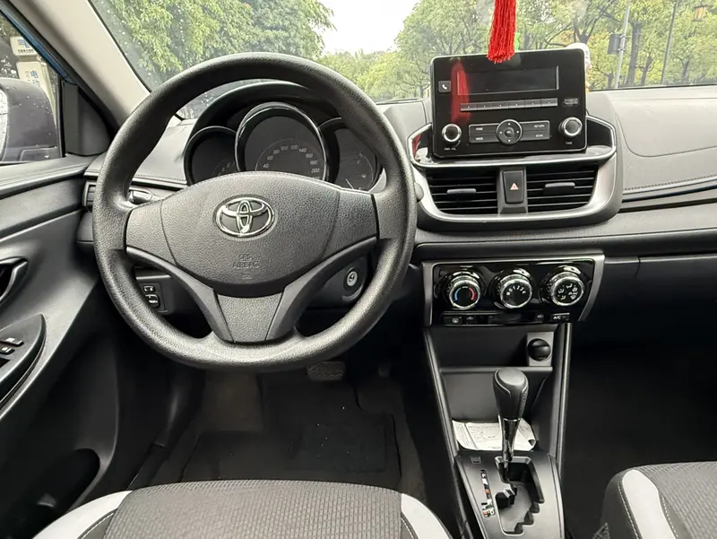 Toyota Yaris L — фото 11