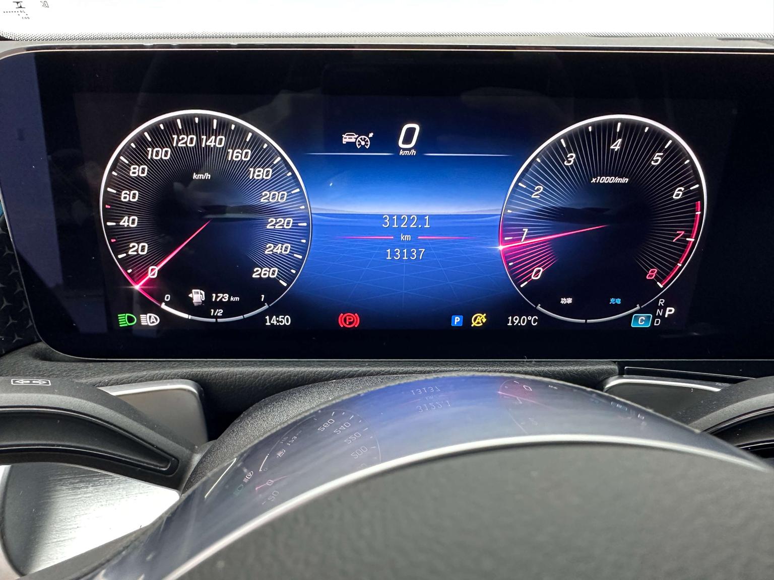 Mercedes-Benz GLB: фотография 12 из 33