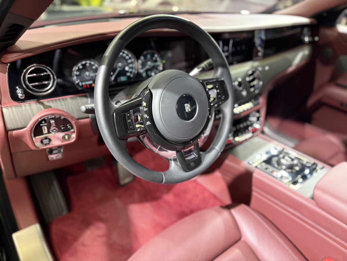 Rolls-Royce Ghost: фотография 10 из 28