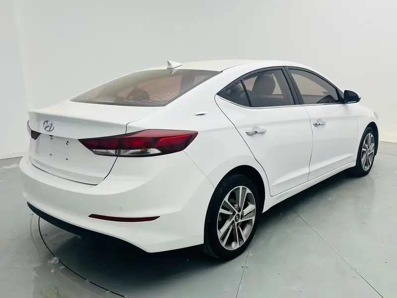 Hyundai Elantra — фото 5