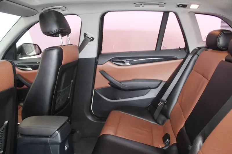 BMW X1 sDrive18i — фото 9
