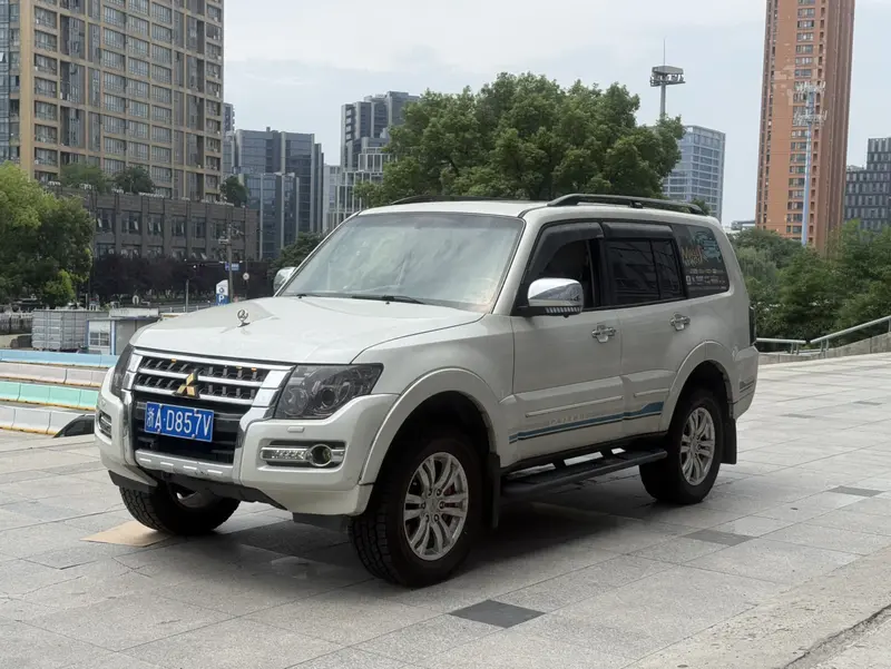 Mitsubishi Pajero 3.8 L AT 4 WD 7