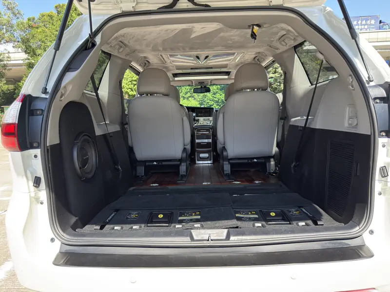 Toyota Sienna — фото 16