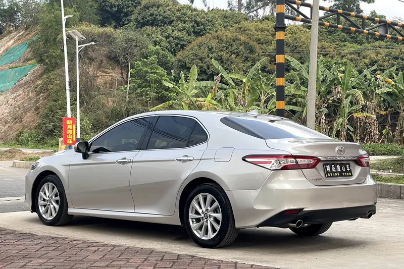 Toyota Camry — фото 5