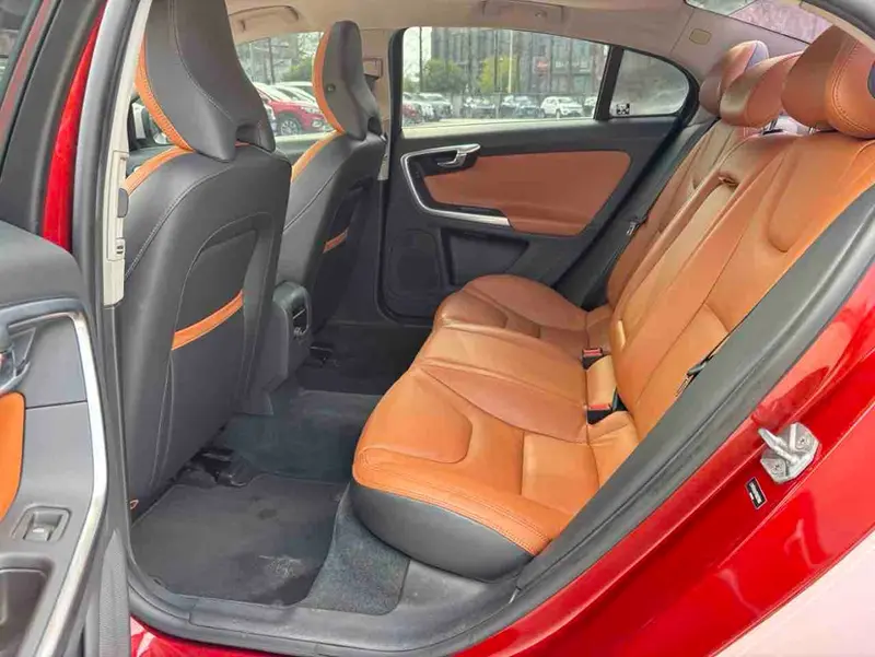 Volvo S60 — фото 10