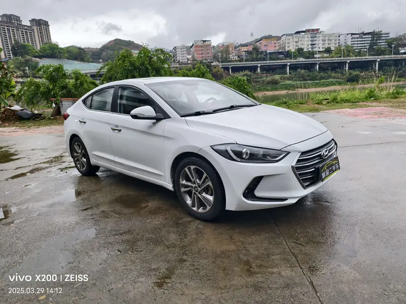 Hyundai Elantra — фото 3