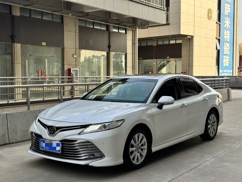 Toyota Camry — фото 1