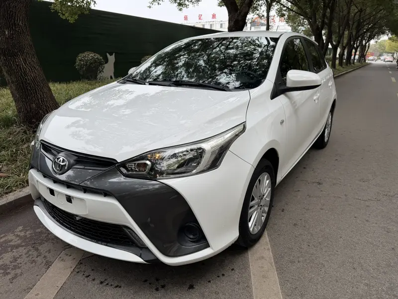 Toyota Yaris L — фото 1