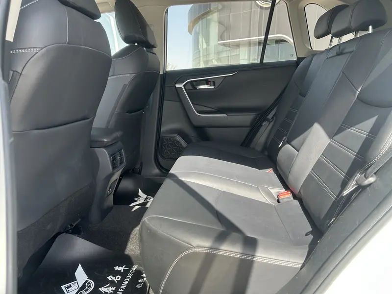 Toyota RAV4 — фото 11