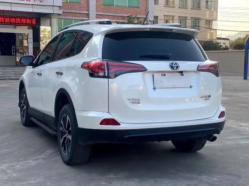 Toyota RAV4 — фото 4