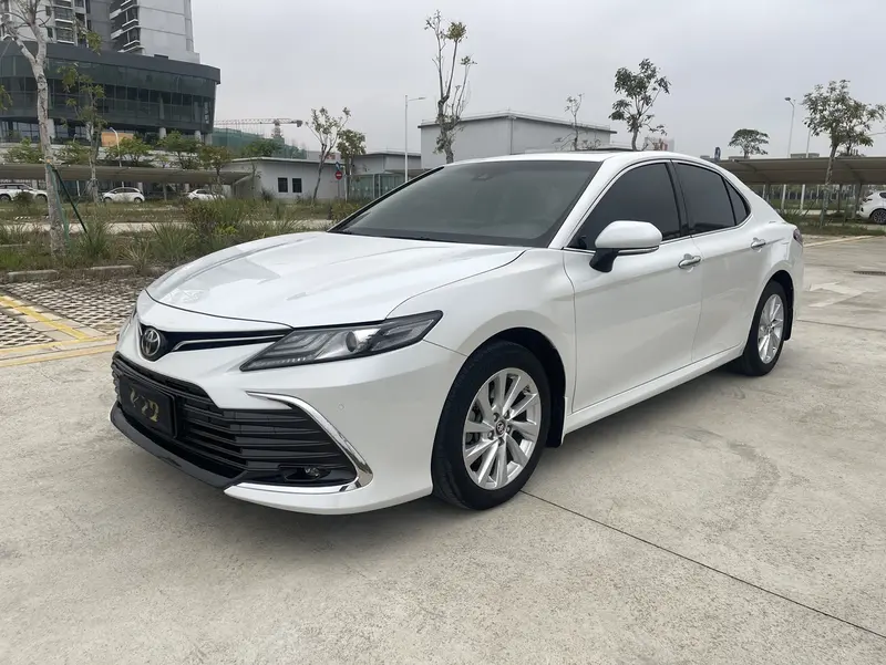 Toyota Camry — фото 1