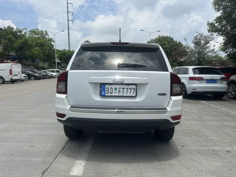 Jeep Compass — фото 5