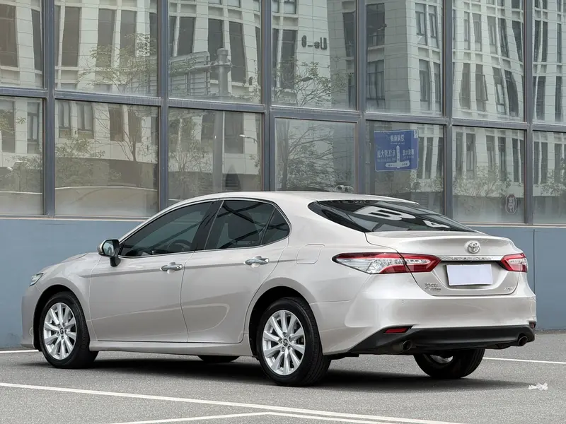 Toyota Camry — фото 5