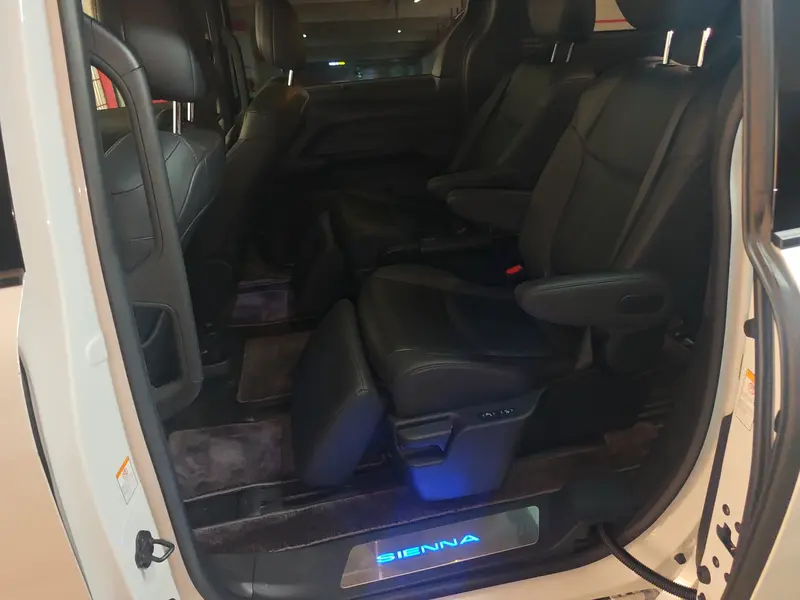 Toyota Sienna — фото 9