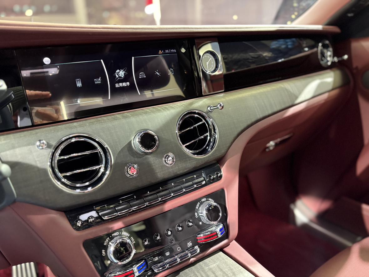 Rolls-Royce Ghost: фотография 12 из 28