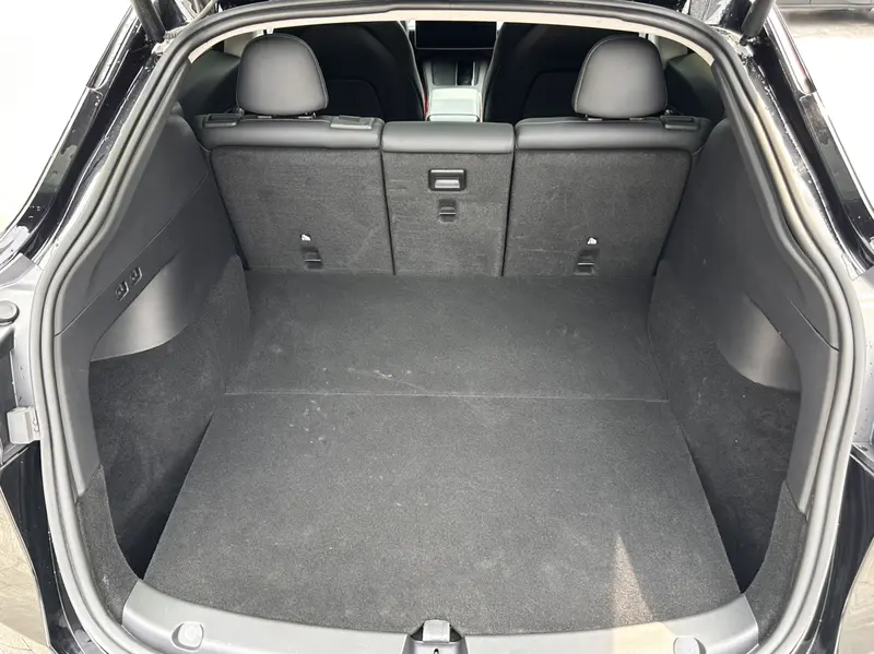 Tesla Model Y — фото 11