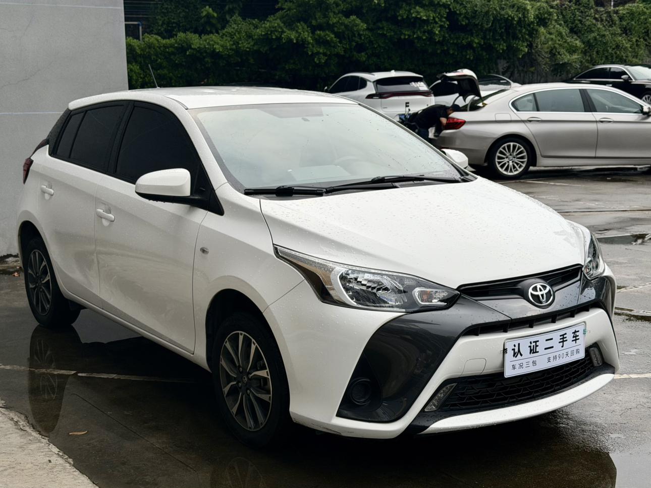 Toyota YARIS L: фотография 3 из 9