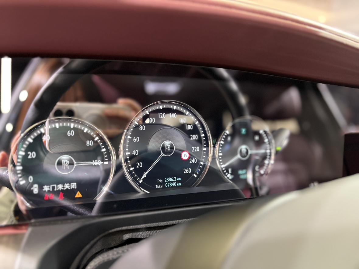Rolls-Royce Ghost: фотография 11 из 28