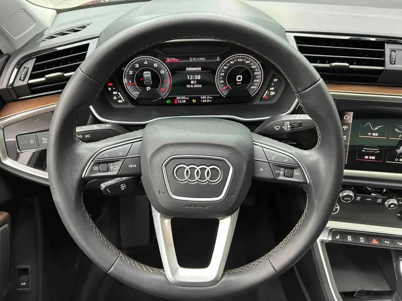 Audi Q3 — фото 11
