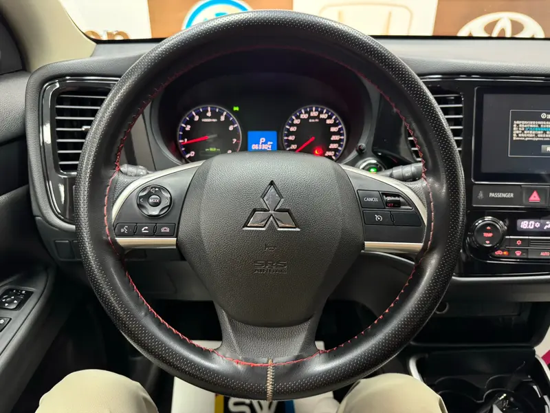Mitsubishi Outlander — фото 12