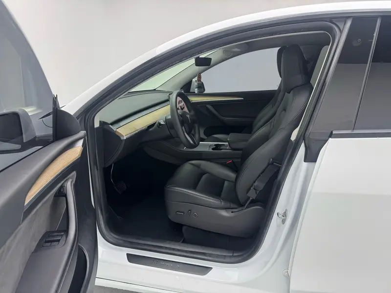 Tesla Model Y — фото 17