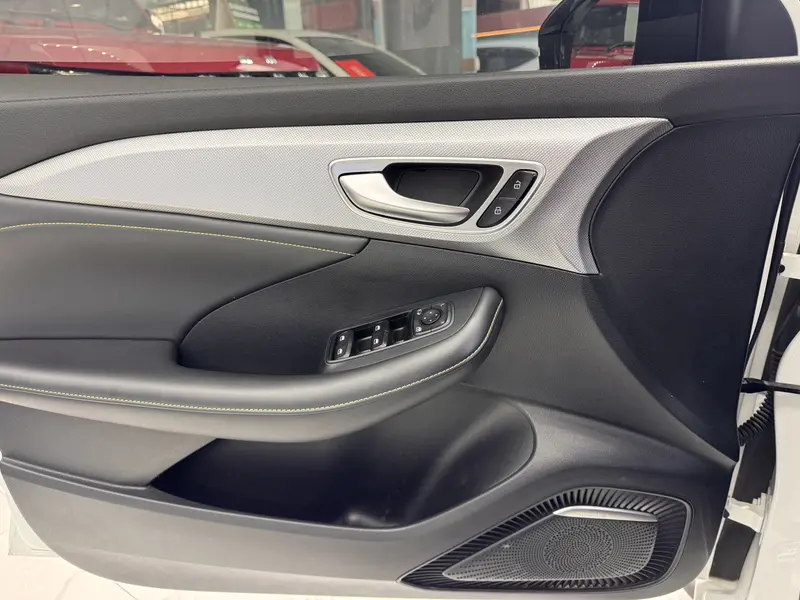 Roewe i 6 MAX 300 TGI AT — фото 18