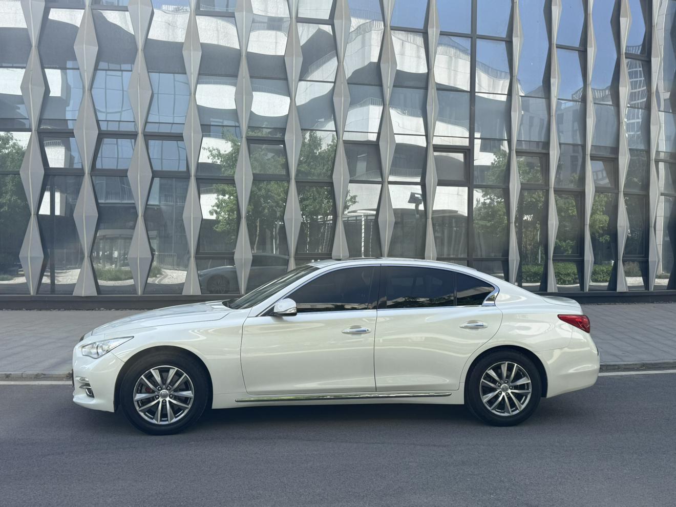 Infiniti Q50L 2016 2.0T Comfort