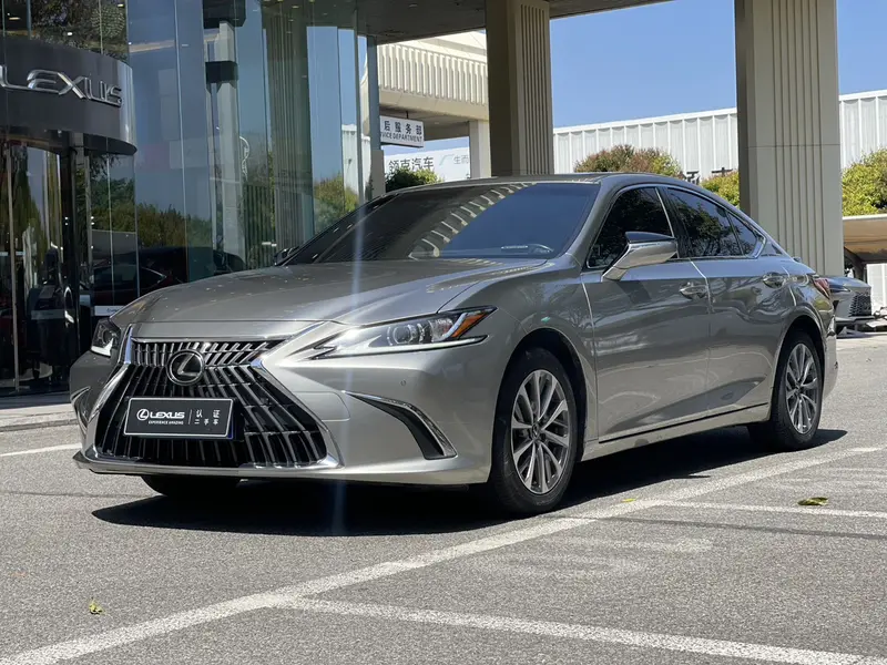 Lexus ES 300h — фото 1