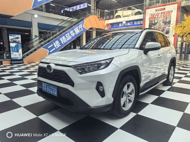Toyota RAV4 — фото 1