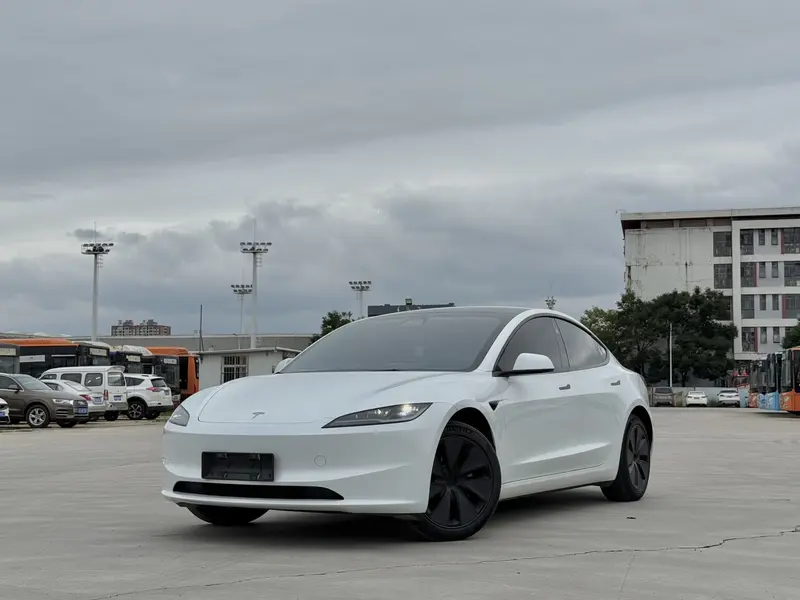 Tesla Model 3 — фото 1