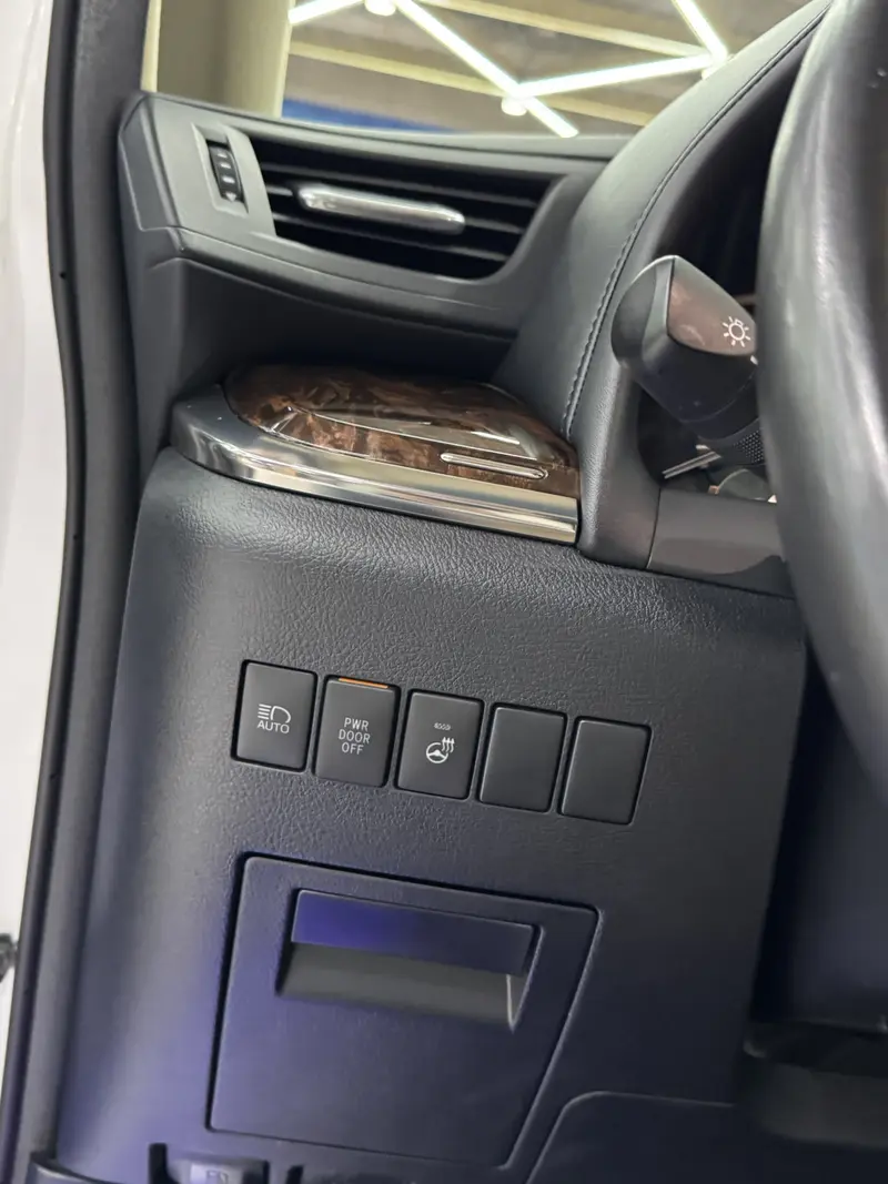 Toyota Alphard — фото 12