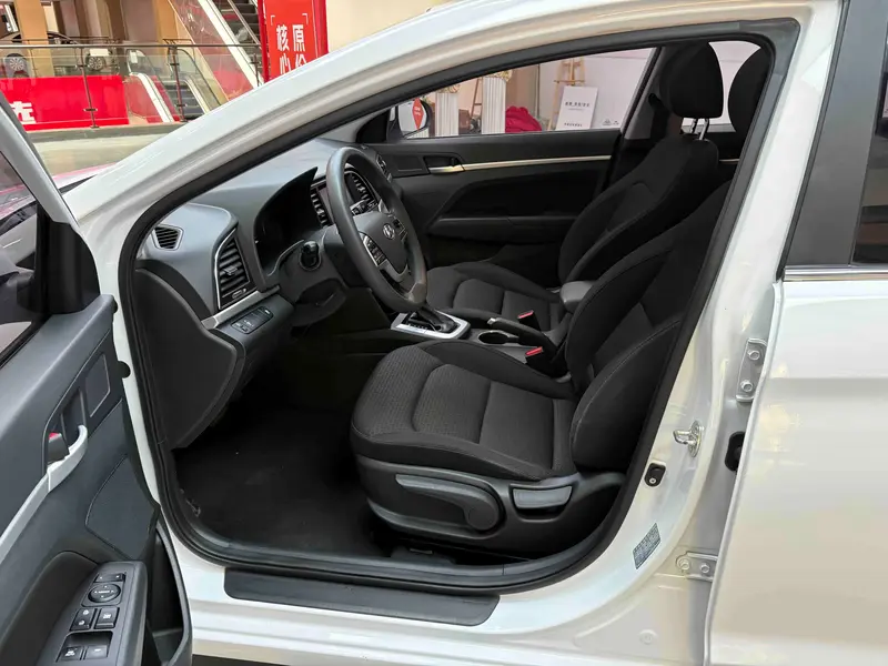 Hyundai Elantra — фото 19