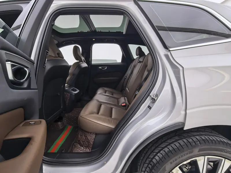Volvo XC60 — фото 16