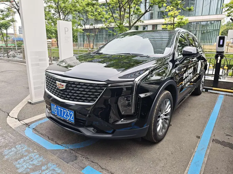 Cadillac XT4 — фото 1