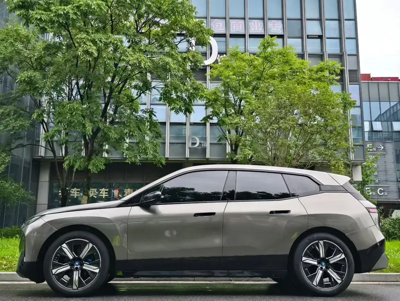 BMW i X Drive 40 — фото 2