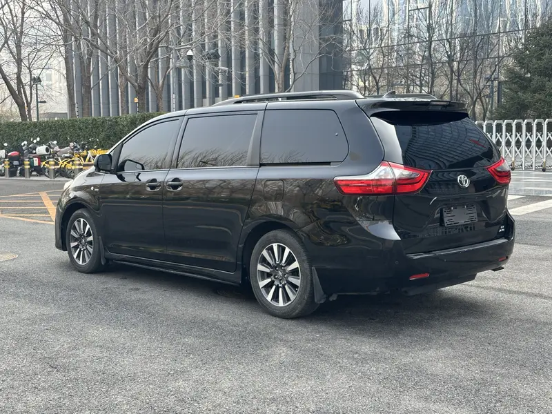 Toyota Sienna — фото 4
