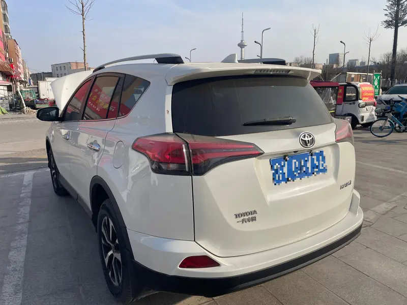 Toyota RAV4 — фото 2