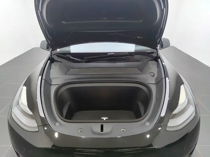 Tesla Model Y — фото 12
