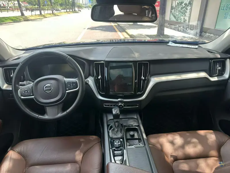Volvo XC60 T5 полный привод V — фото 7