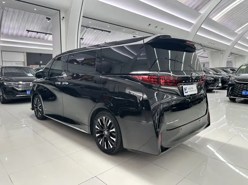 Toyota Alphard — фото 4