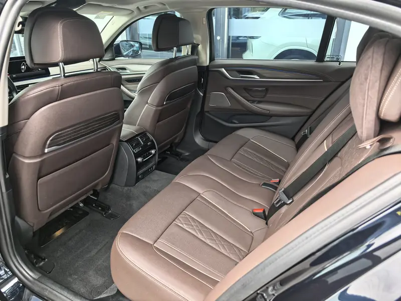 BMW 5 Series — фото 11