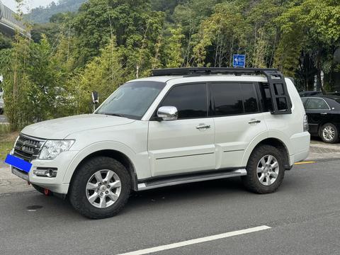 Mitsubishi Pajero (Import)